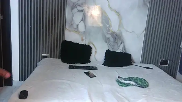 Snapshot of LunandCarlos chatting on 04.15.26 LunandCarlos online show from 04.15.26