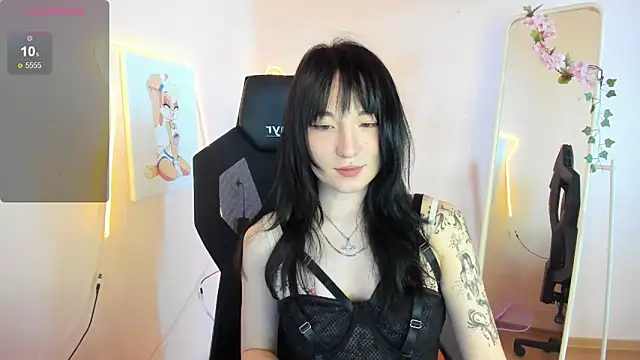 Snapshot of AliceeinWonderlanddd chatting on 05.17.26 AliceeinWonderlanddd online show from 05.17.26