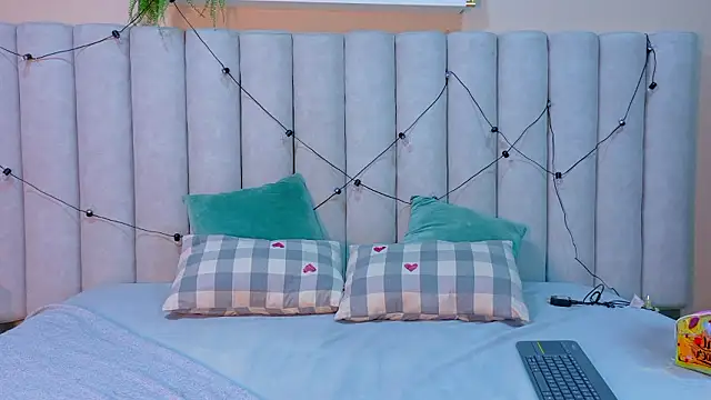 Snapshot of AnnieRouse__ chatting on 02.08.26 AnnieRouse online show from 02.08.26