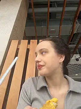 MiaTee online show from 02.12.26