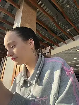 MiaTee online show from 02.25.26