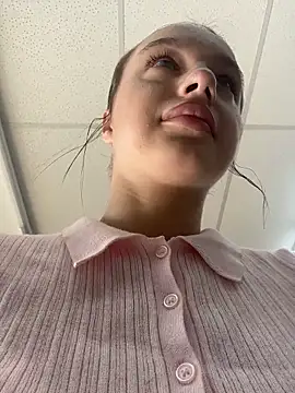 MiaTee online show from 04.12.26