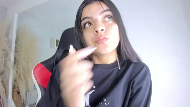 KarelyMitchel online show from 04.14.26