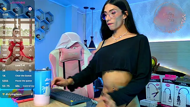 kylliefox  online show from 10.15.25