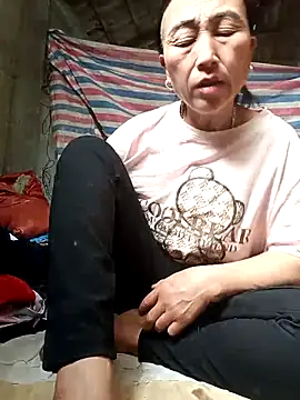 Snapshot of Ami-su chatting on 03.19.26 Ami-su online show from 03.19.26