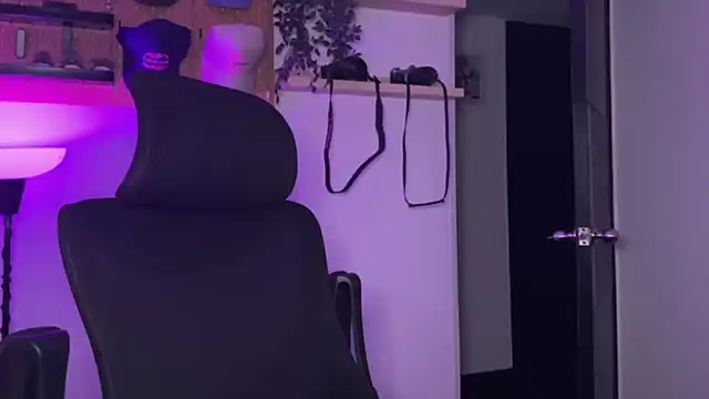 SamDornan51 online show from 04.18.26