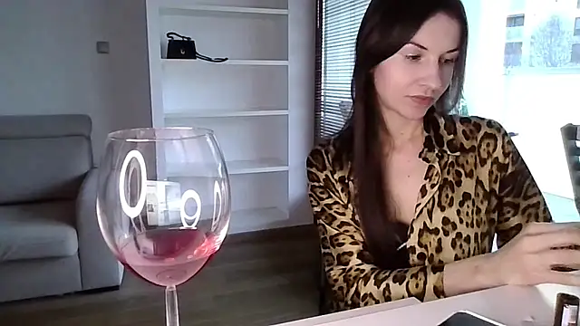 JuliaLovely online show from 03.28.26