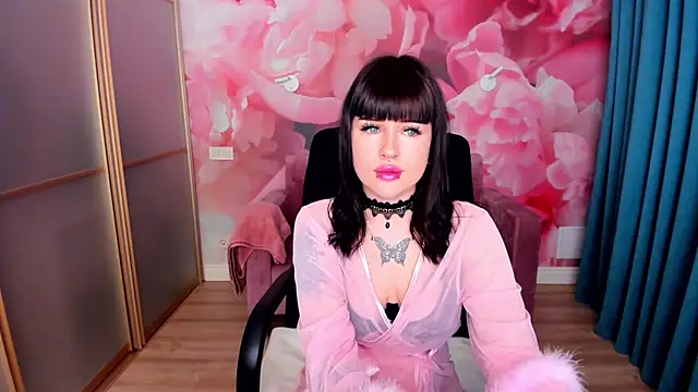 Snapshot of LuxSiren chatting on 02.23.26 LuxSiren online show from 02.23.26