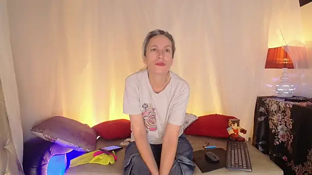 Snapshot of laurasofia45 chatting on 06.14.26 laurasofia45 online show from 06.14.26