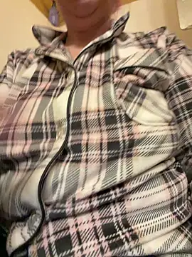 Snapshot of lickablelynn87 chatting on 02.04.26 lickablelynn87 online show from 02.04.26