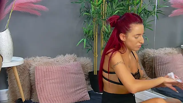Snapshot of CrystalRedd chatting on 06.17.26 CrystalRedd online show from 06.17.26