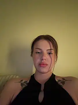 Snapshot of AkylinaGold chatting on 04.18.26 AkylinaGold online show from 04.18.26