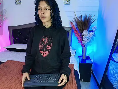 Snapshot of HannahBlue_ chatting on 02.12.26 HannahBlue online show from 02.12.26