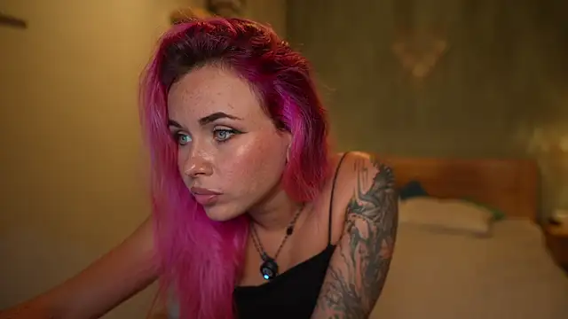 Snapshot of Sarah_Pink chatting on 11.13.25 Sarah Pink online show from 11.13.25