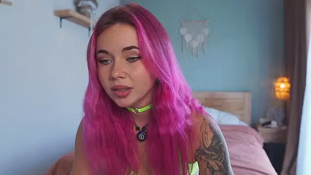 Snapshot of Sarah_Pink chatting on 12.04.25 Sarah Pink online show from 12.04.25