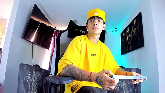 Snapshot of miguel_aguirre_ chatting on 03.02.26 miguel aguirre online show from 03.02.26