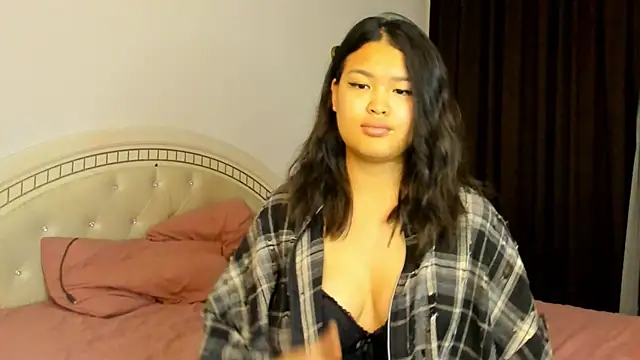 Snapshot of luna_yum chatting on 02.14.26 luna yum online show from 02.14.26