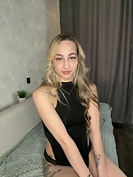 SarahAmour  online show from 02.25.26