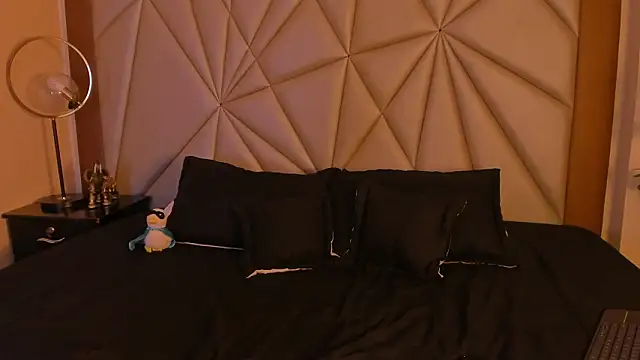 valenssio moretti online show from 03.25.26