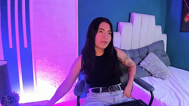 Adrienne   online show from 04.05.26