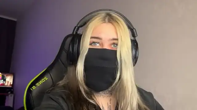 Snapshot of UnaXyling chatting on 02.06.26 UnaXyling online show from 02.06.26