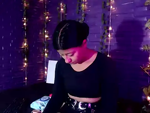 Snapshot of Vaneline2 chatting on 04.21.26 Vaneline2 online show from 04.21.26