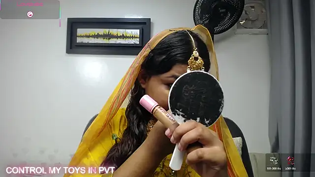 yaazhinii online show from 04.10.26