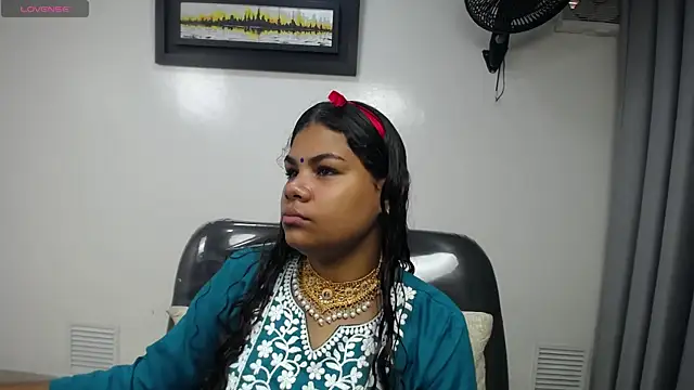 yaazhinii online show from 04.11.26