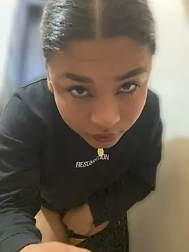 Snapshot of Romie_rous chatting on 06.22.26 Romie rous online show from 06.22.26