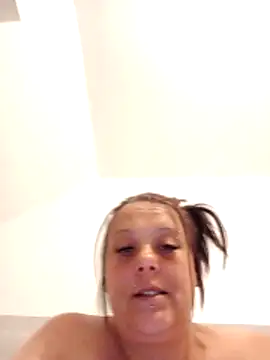 Snapshot of louisa36 chatting on 04.26.26 louisa36 online show from 04.26.26