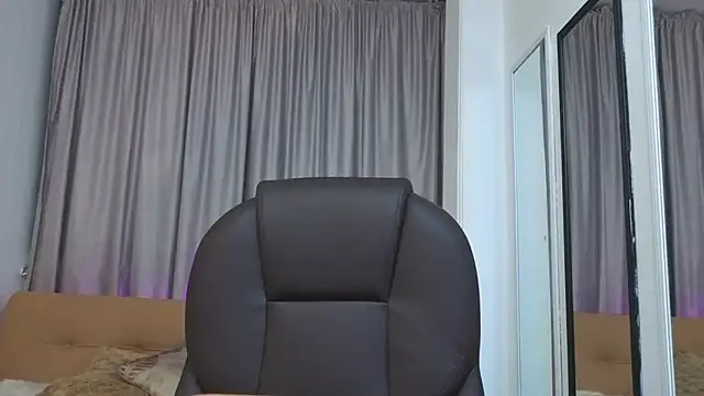 Mia Naive online show from 03.27.26