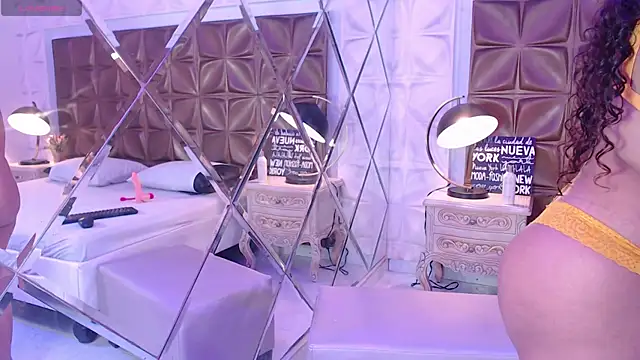 Snapshot of LunaJohns chatting on 04.04.26 LunaJohns online show from 04.04.26