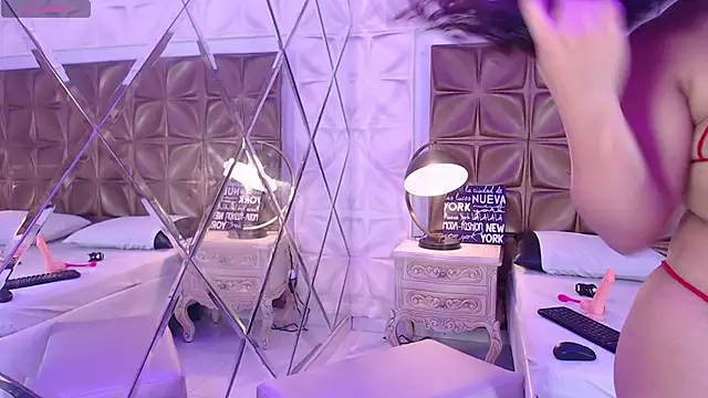 Snapshot of LunaJohns chatting on 04.15.26 LunaJohns online show from 04.15.26