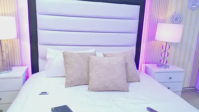 Snapshot of LaurenHazell chatting on 02.15.26 LaurenHazell online show from 02.15.26