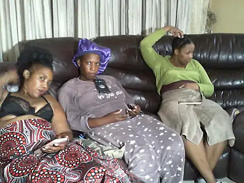 Snapshot of Caramel-Diva chatting on 03.19.26 Caramel-Diva online show from 03.19.26