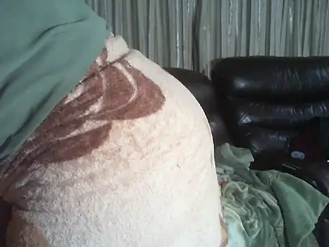 Snapshot of Caramel-Diva chatting on 04.16.26 Caramel-Diva online show from 04.16.26