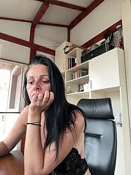 Snapshot of MiriamDelyn chatting on 06.07.26 MiriamDelyn online show from 06.07.26
