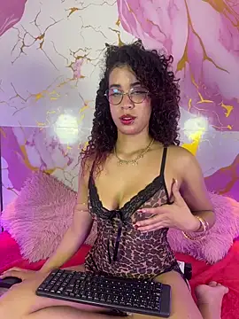 Woo isDaphne online show from 04.05.26