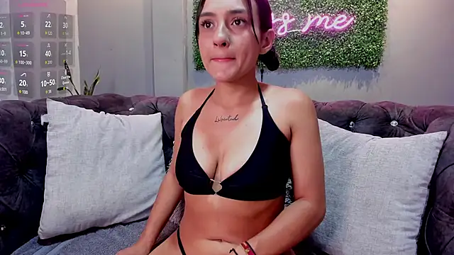 Snapshot of danielebeck chatting on 02.24.26 danielebeck online show from 02.24.26