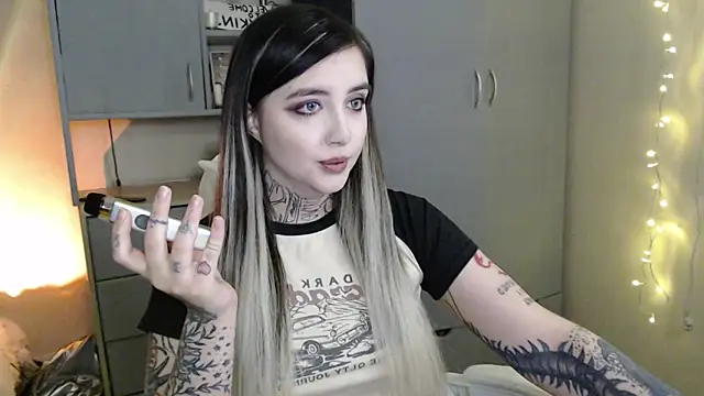 Snapshot of Rin_Tozier chatting on 02.25.26 Rin Tozier online show from 02.25.26