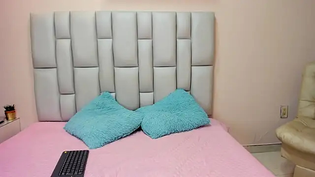 Snapshot of sugar_doll1 chatting on 02.20.26 sugar doll1 online show from 02.20.26