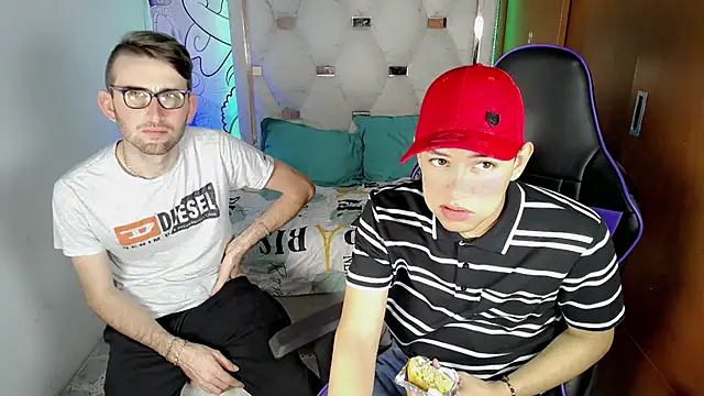 Snapshot of Top_and_bottom chatting on 02.18.26 Top and bottom online show from 02.18.26