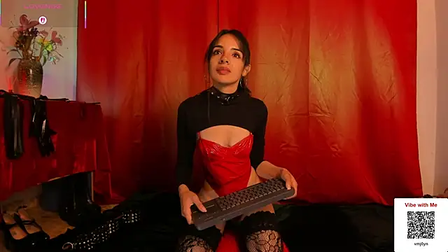 Snapshot of lilyruso chatting on 04.27.26 lilyruso online show from 04.27.26