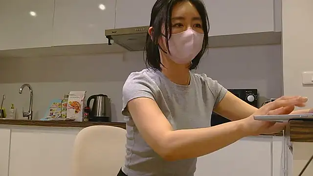 Mochi-Momo online show from 04.07.26