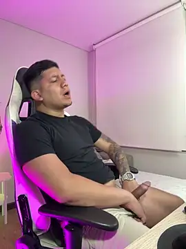 Snapshot of _robertobaggioo chatting on 02.16.26 robertobaggioo online show from 02.16.26