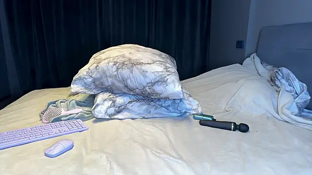 yourselenas online show from 03.19.26