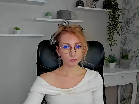 Snapshot of CinderellaMoon chatting on 02.20.26 CinderellaMoon online show from 02.20.26