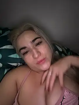 Snapshot of violet-grey chatting on 02.14.26 violet-grey online show from 02.14.26