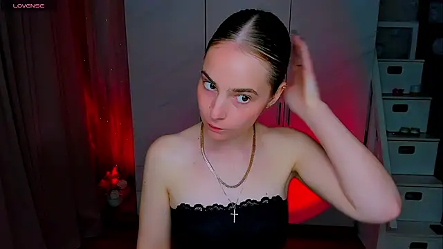 Snapshot of Maddy_Wood_ chatting on 06.19.26 Maddy Wood online show from 06.19.26
