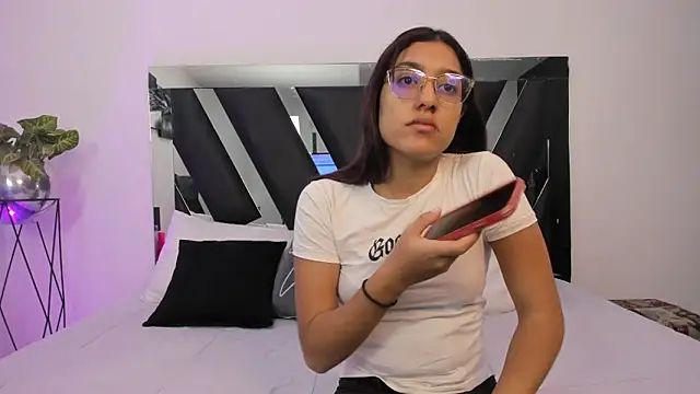 Mia Iron online show from 03.20.26